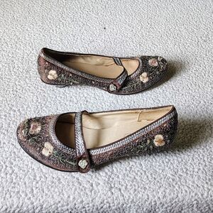Ladies Size 8.5 Embroidered Floral Mary Jane Flats
